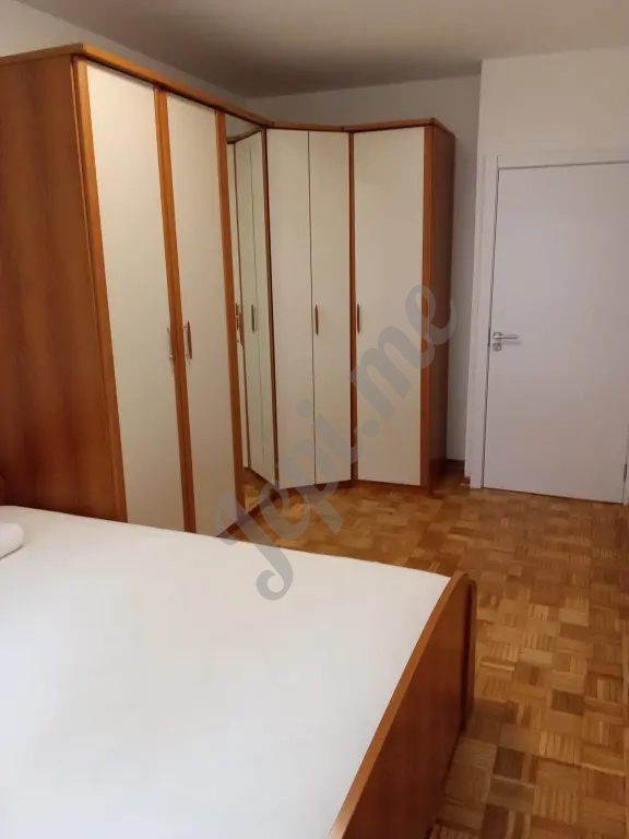 Prodaja stan Bežanija Beograd rampa za invalidska kolica pogled na park ogromna terasa staklena zimska kuća renovirana