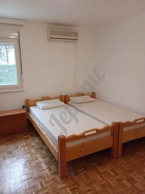 Prodaja stan Bežanija Beograd rampa za invalidska kolica pogled na park ogromna terasa staklena zimska kuća renovirana