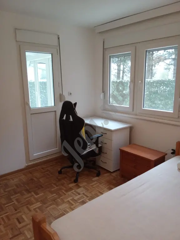 Prodaja stan Bežanija Beograd rampa za invalidska kolica pogled na park ogromna terasa staklena zimska kuća renovirana