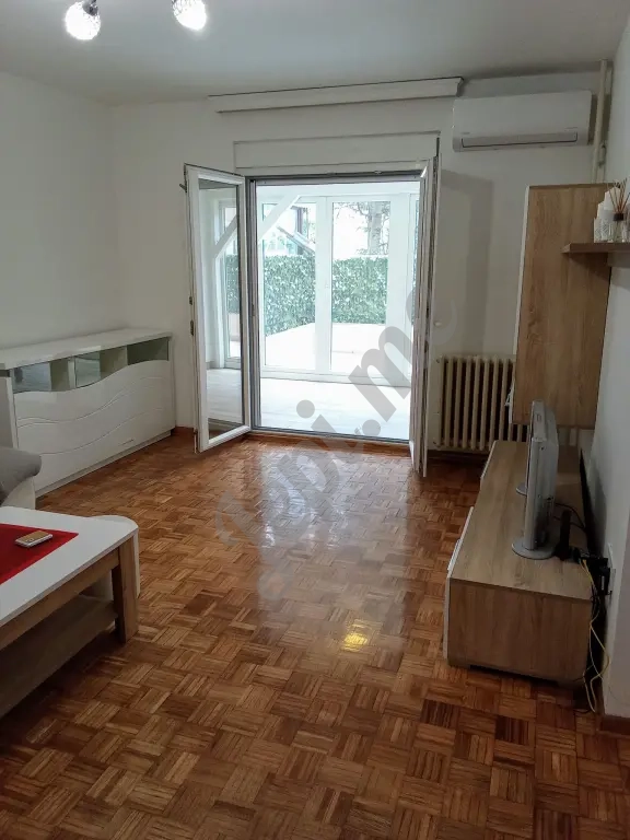 Prodaja stan Bežanija Beograd rampa za invalidska kolica pogled na park ogromna terasa staklena zimska kuća renovirana