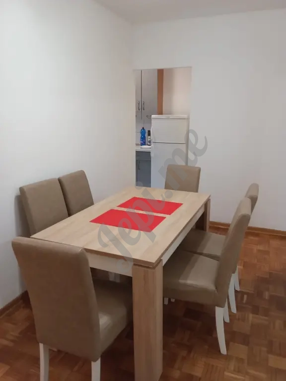 Продаја стан Бежанија Београд рампа за инвалидска колица поглед на парк огромна тераса стаклена зимска кућа