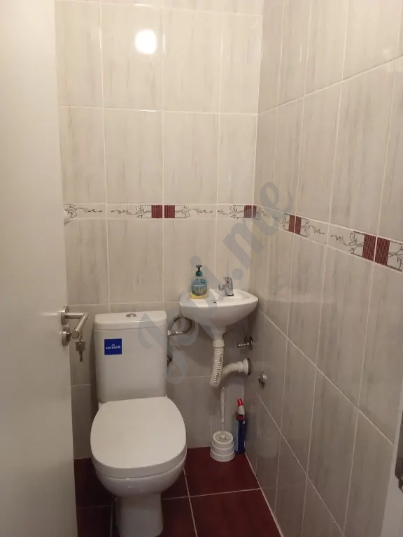 Продаја стан Бежанија Београд рампа за инвалидска колица поглед на парк огромна тераса стаклена зимска кућа