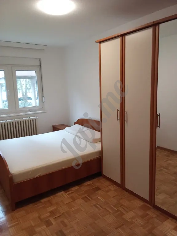 Продаја стан Бежанија Београд рампа за инвалидска колица поглед на парк огромна тераса стаклена зимска кућа