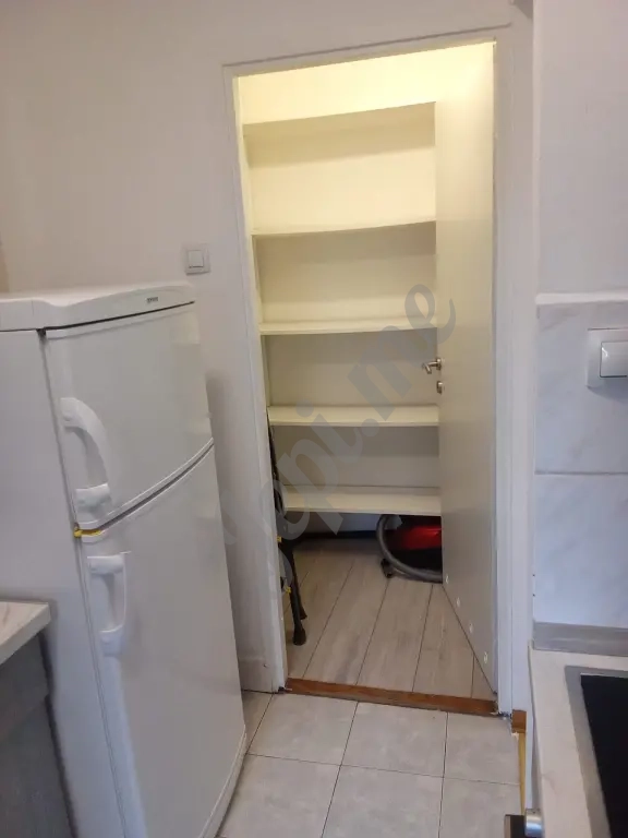 Продаја стан Бежанија Београд рампа за инвалидска колица поглед на парк огромна тераса стаклена зимска кућа